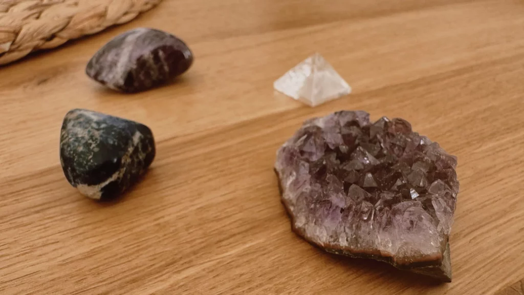 pierres pour communiquer avec les guides spirituels, améthyste, cristal de roche, lapis-lazuli