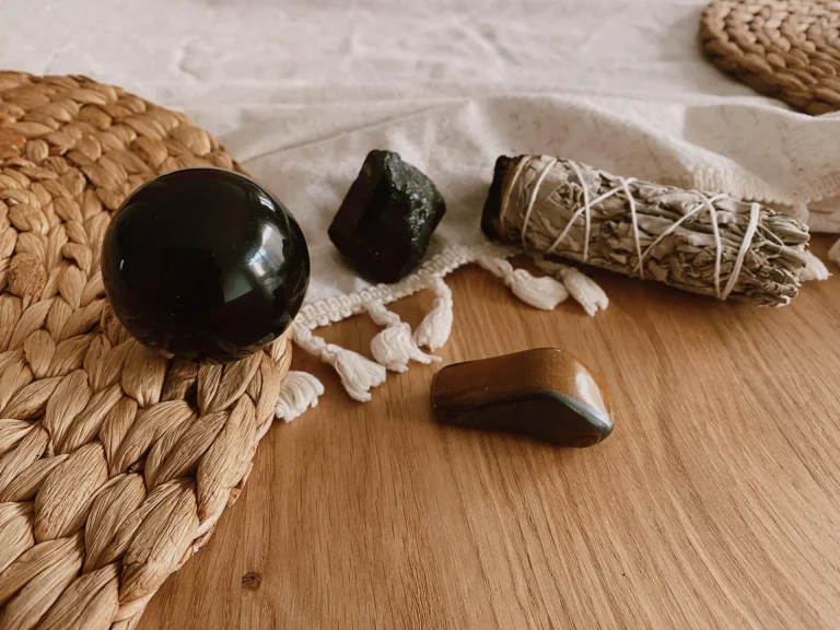 pierres de protection - obsidienne - oeil de tigre - sauge -