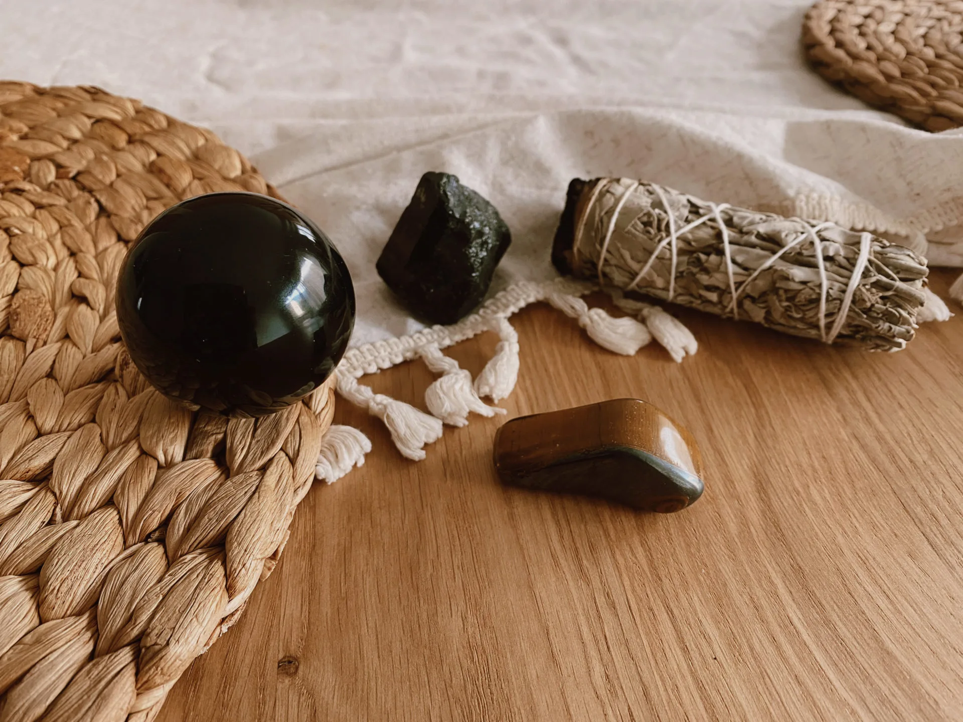 pierres de protection - obsidienne - oeil de tigre - sauge -