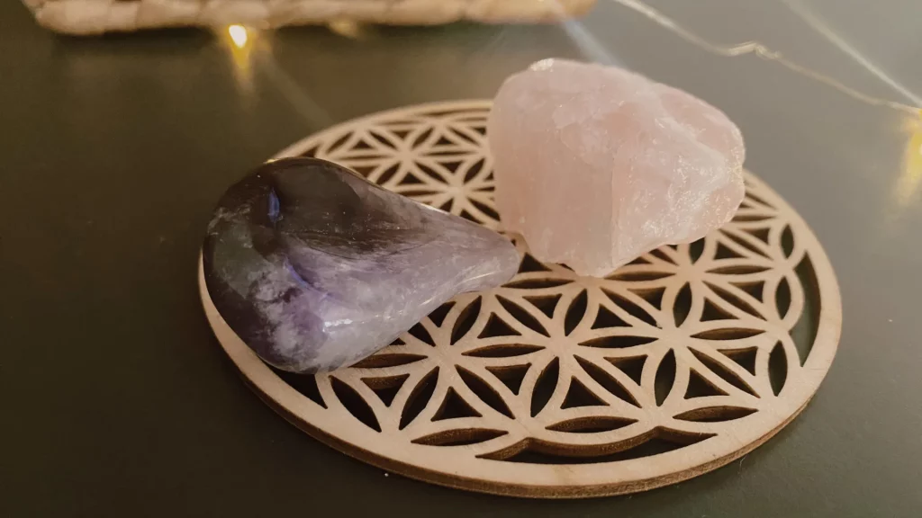 Améthyste, quartz rose, fleur de vie, rechargement cristaux, pierres pour le sommeil