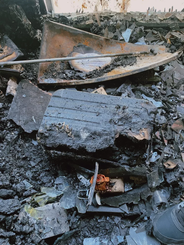 débris brûlés - incendie - élément feu spiritualité