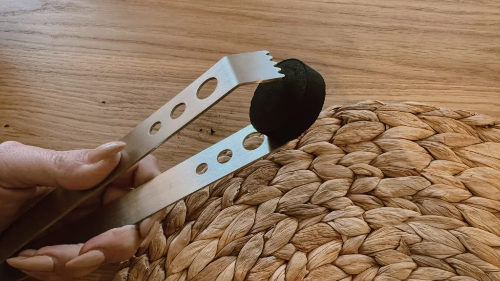 Charbon, pince, quel encens pour purifier la maison