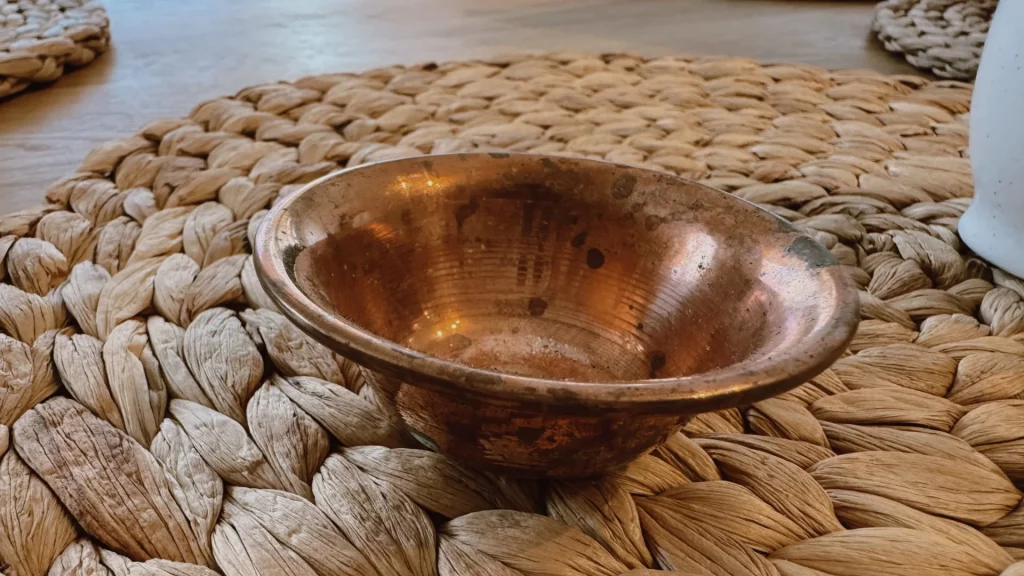 Bol en cuivre, encens pour purifier la maison