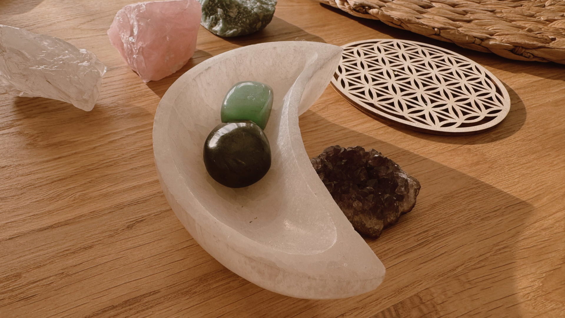 pierre pour la méditation, sélénite, labradorite, quartz rose, améthyste...