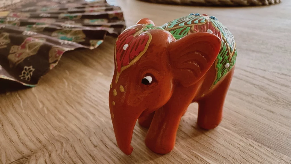 Elephant rouge - symbolique éléphant