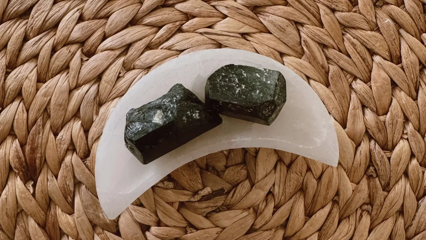 rechargement tourmaline noire à la lune - vertus de la tourmaline noire - tourmaline noire brute sur lune en sélénite