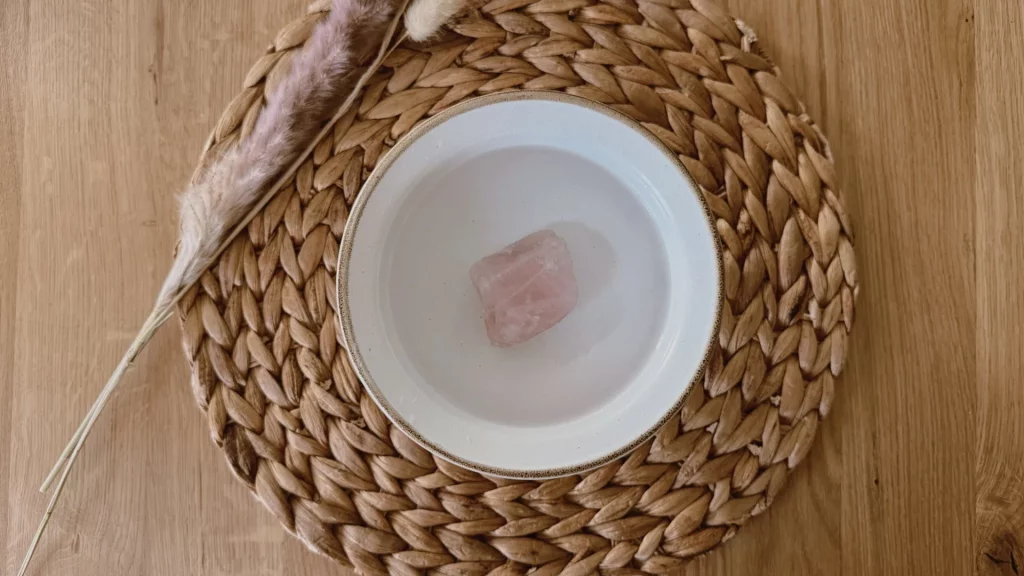 purification à l'eau quartz rose - purifier un quartz rose dans un bol d'eau , quartz rose vertus