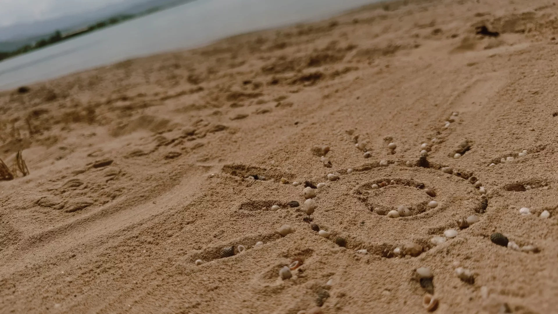 image de soleil dans le sable - comment vivre l'instant présent