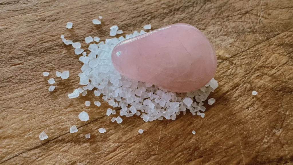 quartz rose purification au sel - quartz rose sur sel - vertus quartz rose