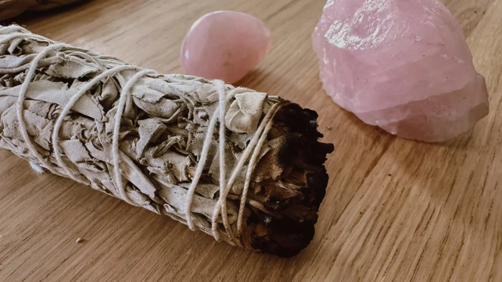 sauge et quartz rose - purification par fumigation - quartz rose vertus