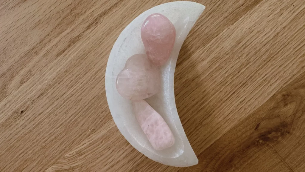 lune en sélenite et quartz rose - rechargement à la lune lithothérapie - vertus du quartz rose
