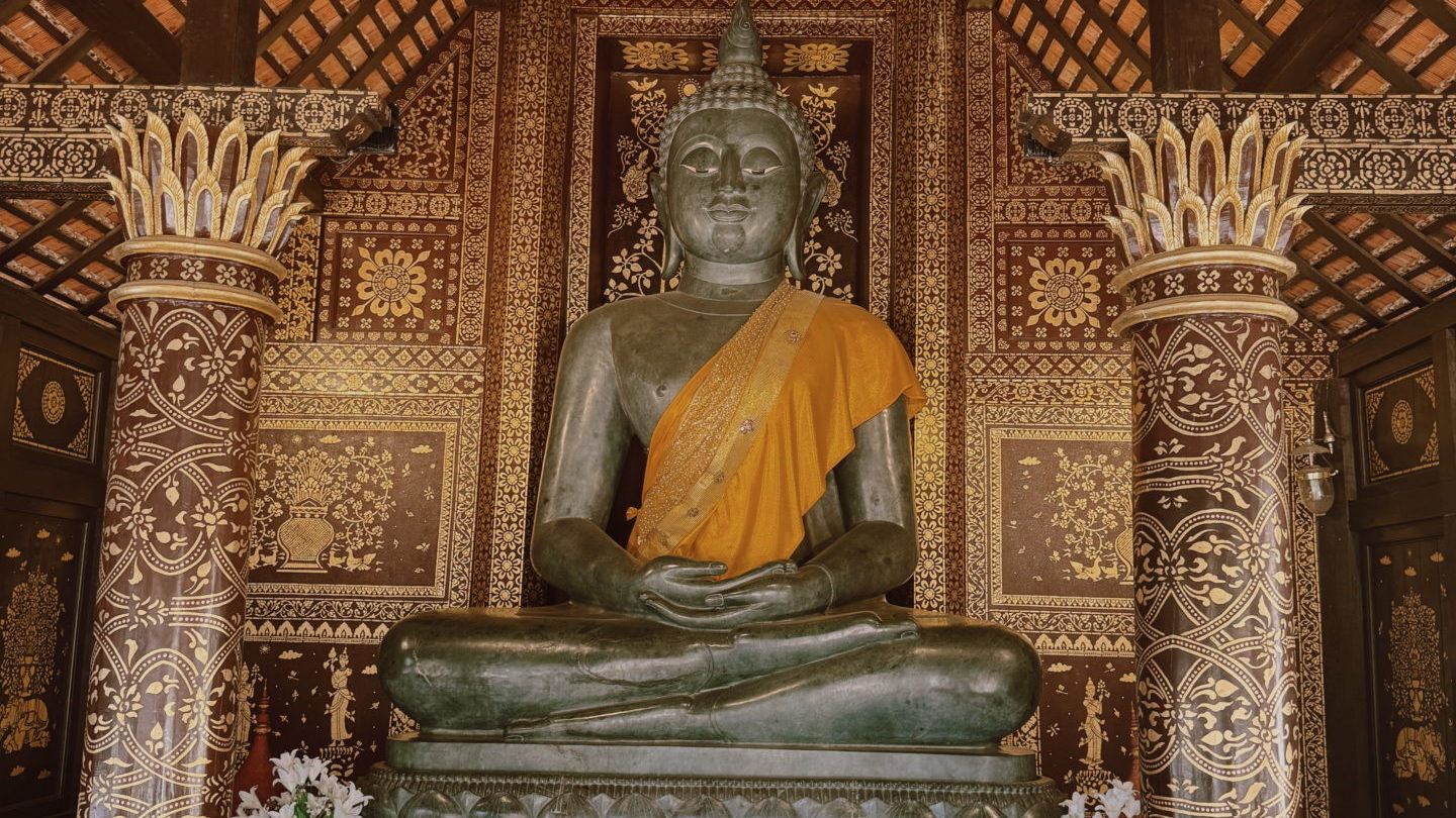 bouddha en position de méditation - symbole du bouddha