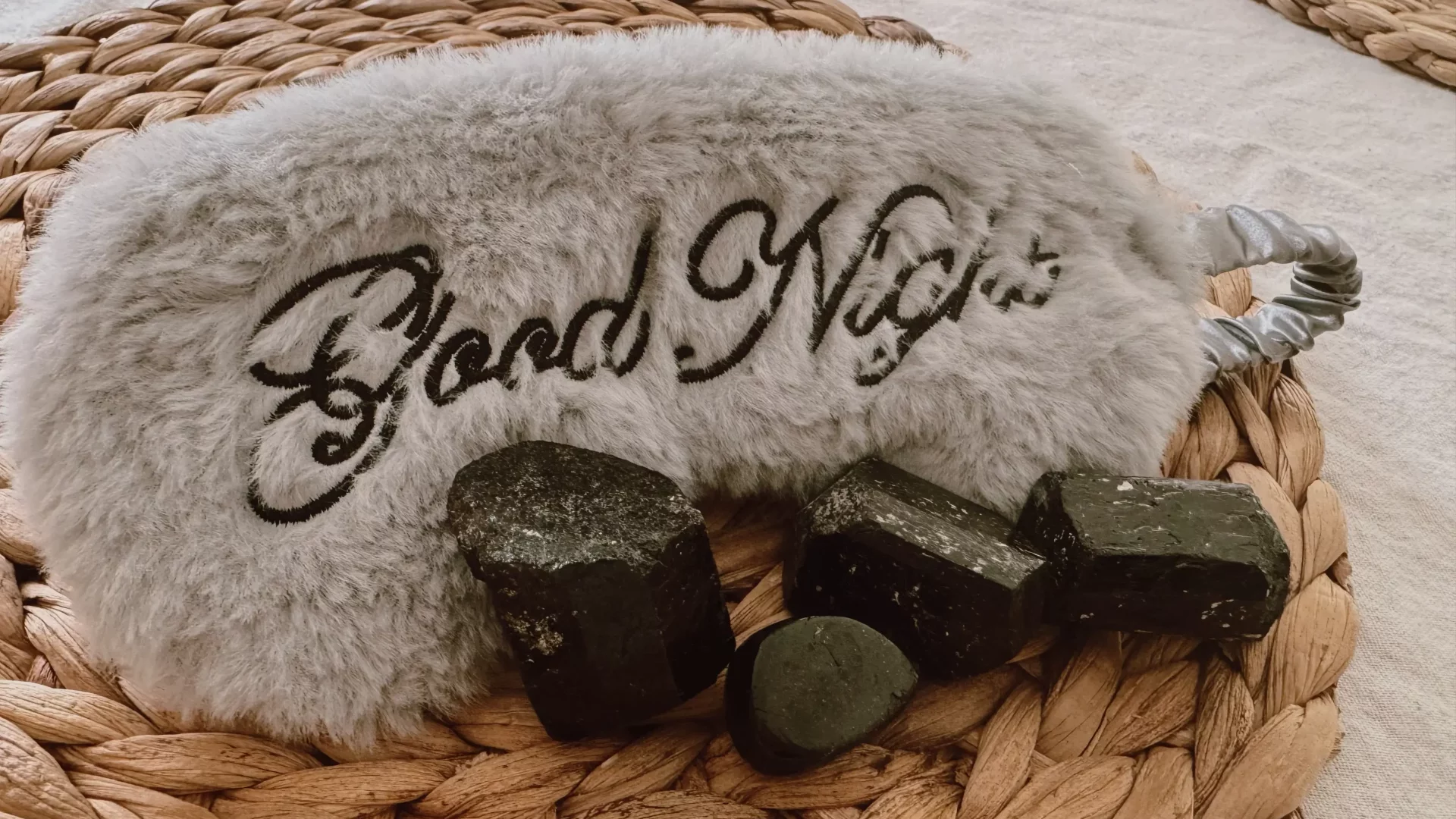 tourmaline noire pour dormir - vertus de la tourmaline noire - bandeau pour dormir tourmaline noire brute