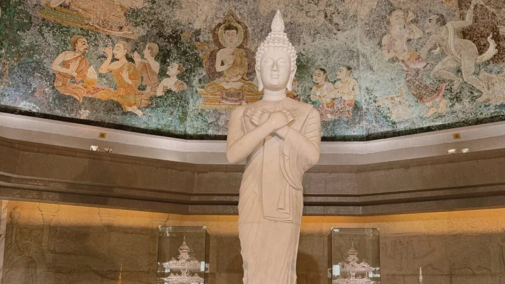 posture du Bouddha debout bras croisés - symbole du bouddha