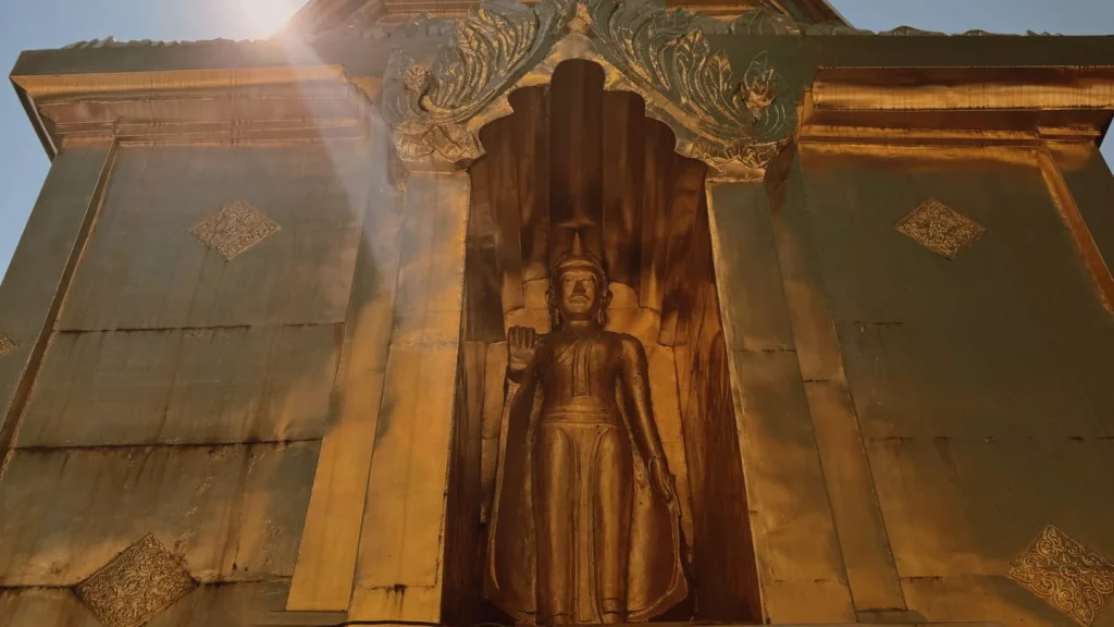 statue de Bouddha main levée pour la protection, symbole du bouddha