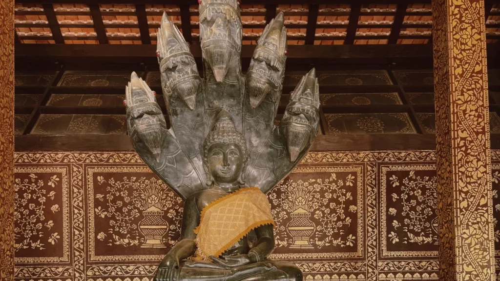 Mucalinda - bouddha protégé par le roi des nadas - symbole du bouddha
