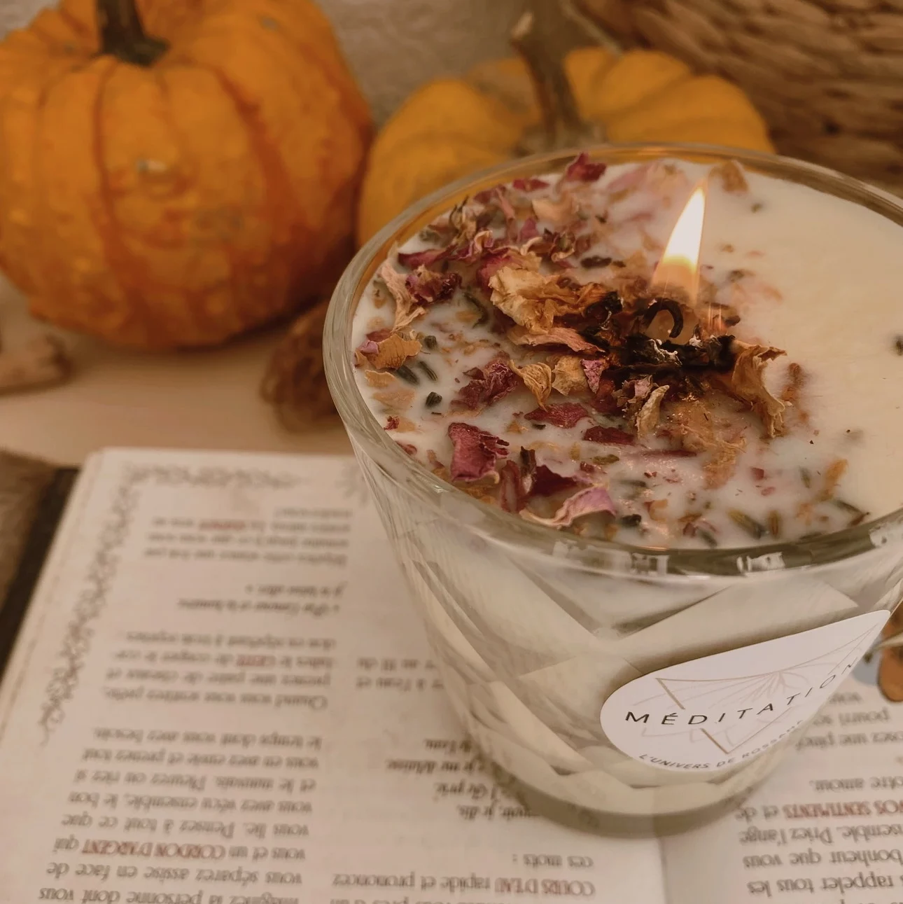 Autel pour Samhain 2025 - autel de Samhain, bougies, livre, citrouilles