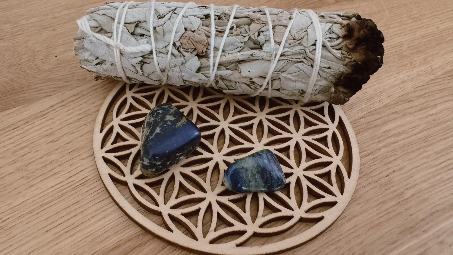 purification sauge lapis-lazuli - bâtonnet de sauge - pierre roulée de lapis-lazuli - vertus du lapis-lazuli