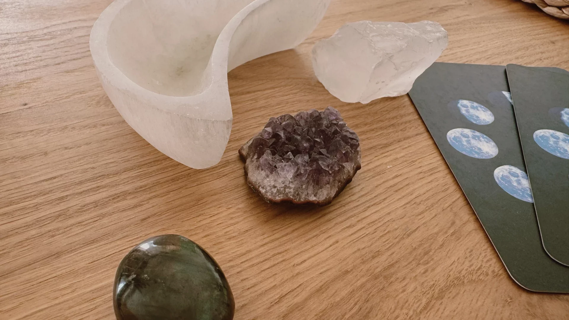 Rituels de pleine lune - purifier ses cristaux à la pleine lune - cristal de roche - améthyste - labradorite - sélénite