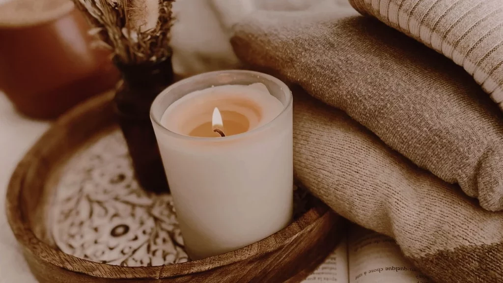 Fêter Yule - autel sacré - bougie - fleurs séchées