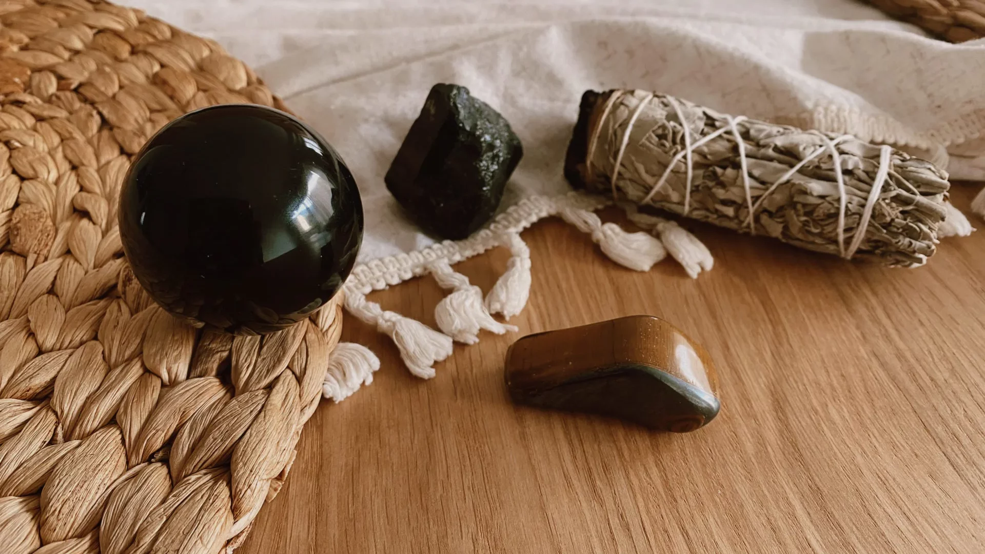 pierres de protection - obsidienne - oeil de tigre - sauge -