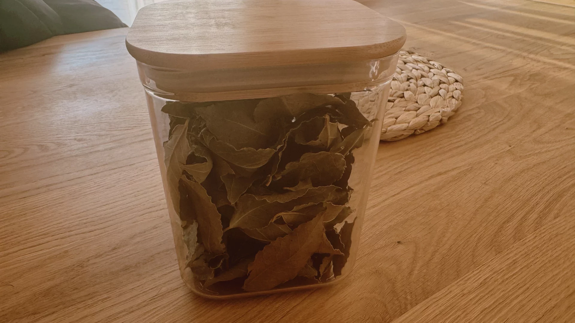 Feuilles de laurier séchées, bocal, laurier-sauce en cuisine